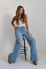 ⁦ג׳ינס קרעים בברך⁩ – תמונה ⁦2⁩