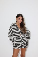 ⁦חליפת קפוצ׳ון פסים שורט⁩ – תמונה ⁦2⁩